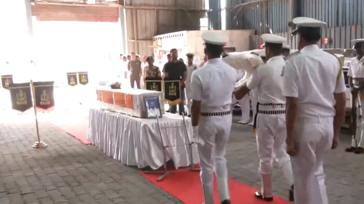 Pahalgam Terror Attack: दिल्लीच्या आंतरराष्ट्रीय विमानतळावर दहशतवादी हल्ल्यात ठार झालेल्या Lieutenant Vinay Narwal यांना Navy chief Admiral Dinesh K Tripathi कडून आदारांजली व्यक्त