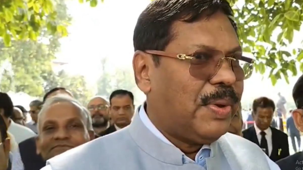 सरन्यायाधीशांच्या भेटीदरम्यान प्रोटोकॉलचे उल्लंघन केल्याबद्दल महाराष्ट्रातील अधिकाऱ्यांवर कारवाई करण्याची मागणी; सर्वोच्च न्यायालयाने फेटाळली याचिका, ठोठावला 7,000 रुपयांचा दंड