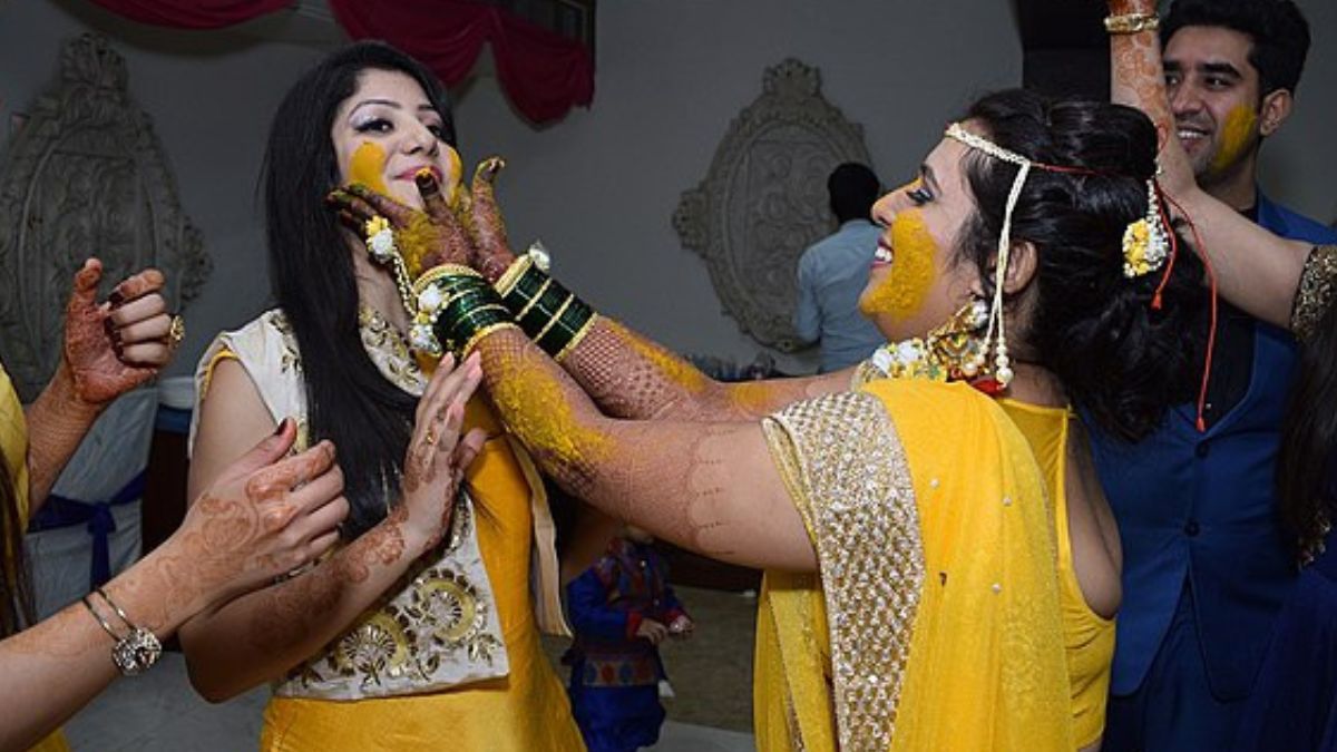Haldi Song Sai bai g bai: 'मांडवाच्या दारी ग सई बाई ग बाई...' हळदीचं जात्यावरील गाणं (Watch Video)