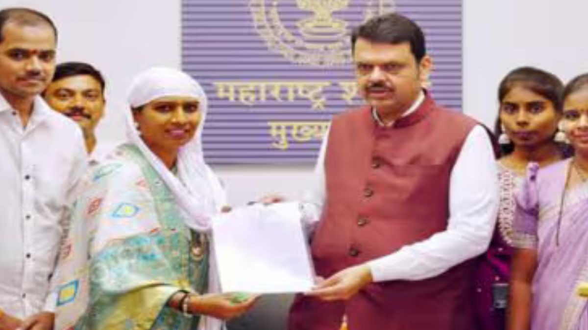 26/11 दहशतवादी हल्ल्यातील शहीद अंबादास पवार यांच्या पत्नी कल्पना पवार यांना मुख्यमंत्री देवेंद्र फडणवीस यांनी DySP पदावर केलं नियुक्त