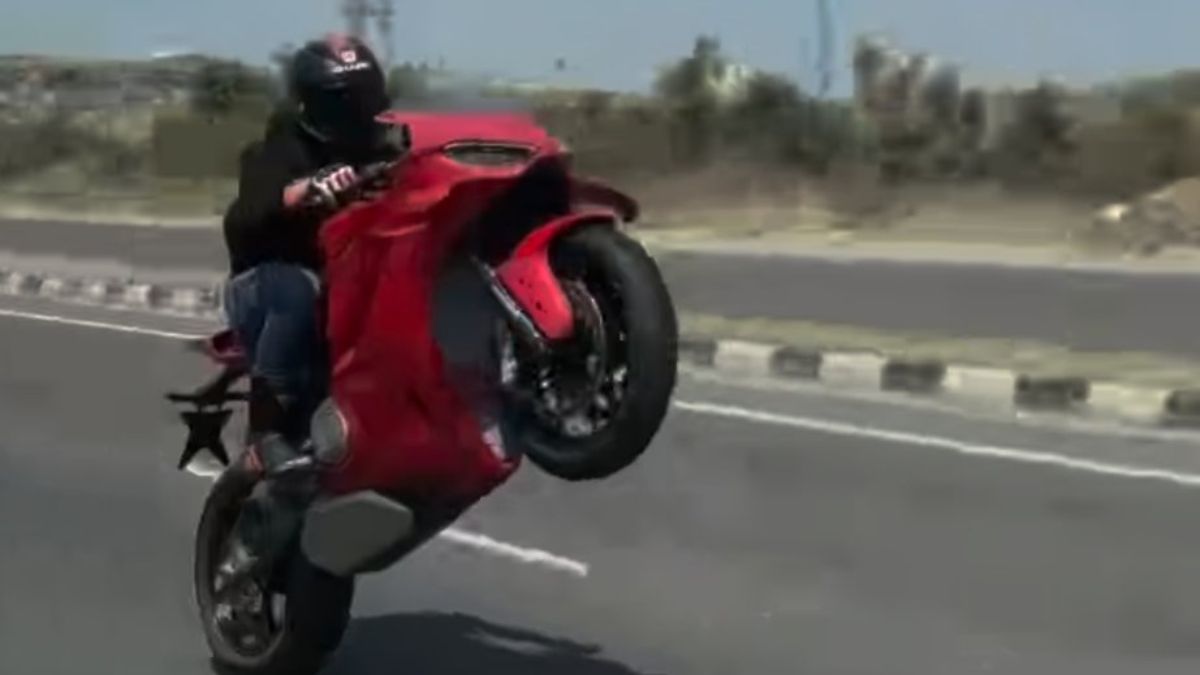 Jaykumar Gore’s Son Bike Stunts: मंत्री जयकुमार गोरे यांच्या मुलाचा बाईक स्टंट वादास कारण, Video Viral
