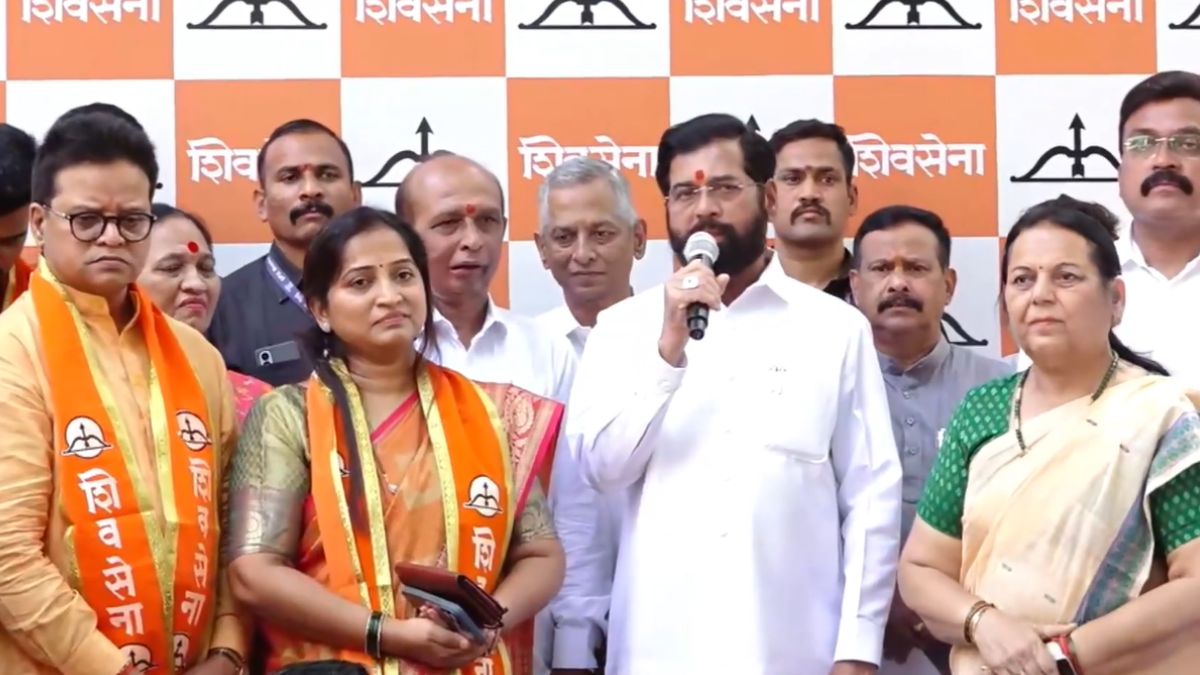 Sanjana Ghadi Join Shinde Sena: बीएमसी निवडणुकीपूर्वी उद्धव ठाकरे गटाला मोठा धक्का; प्रवक्त्या संजना घाडी, त्यांचे पती आणि माजी नगरसेवक संजय घाडी यांचा शिंदे सेनेत प्रवेश