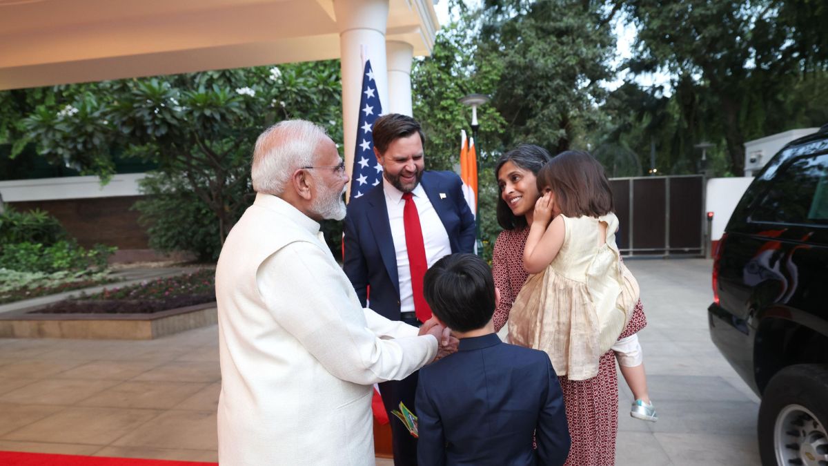 PM Narendra Modi यांनी  US Vice President JD Vance आणि कुटुंबियांचं दिल्लीत शासकीय निवासस्थानी केलं स्वागत