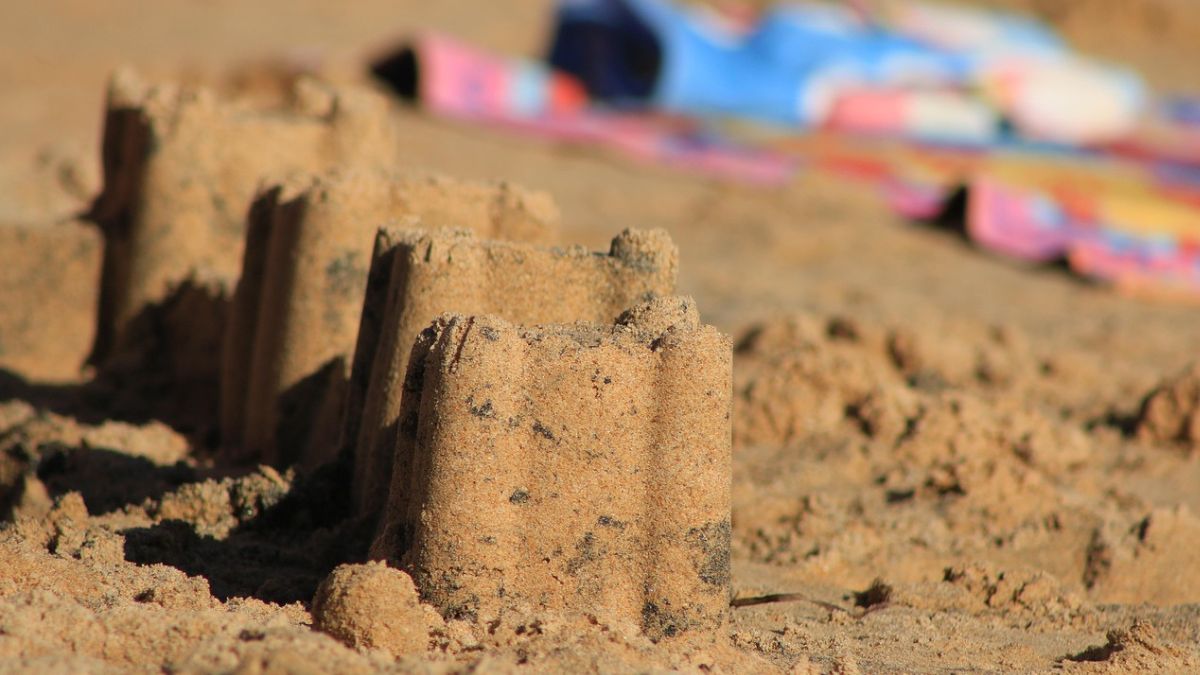 Sandcastle On Beach: बीच वर मातीचा किल्ला कसा बनवायचा?  घ्या जाणून (Watch Video)