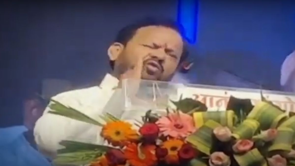 Shahaji Bapu Patil Slapped Himself: शहाजी बापू पाटील यांच्या थोबाडीत; डोंगर झाडी म्हणता म्हणता हे काय घडलं? (VIDEO)