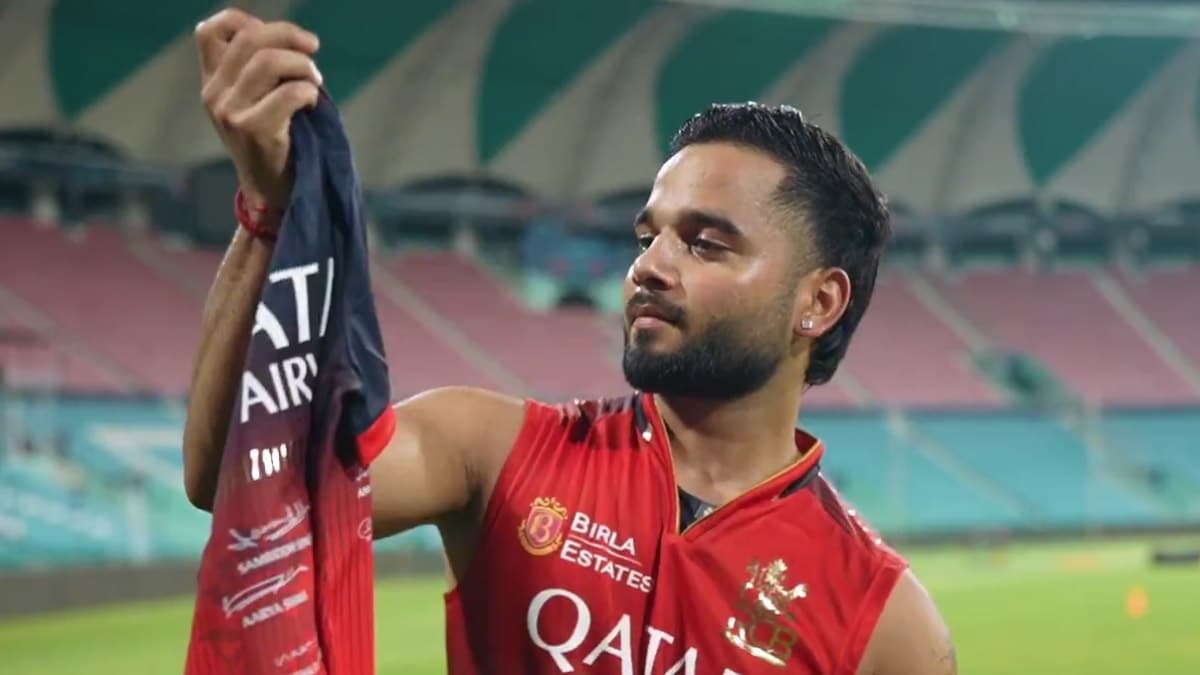 RCB's Fans Signature Jersey: लखनौविरुद्ध सामन्यापूर्वी आरसीबीच्या नव्या जर्सीचे अनावरण; जर्सीवर चाहत्यांच्या स्वाक्षऱ्यांमध्ये दिसणार खेळाडू (Video)