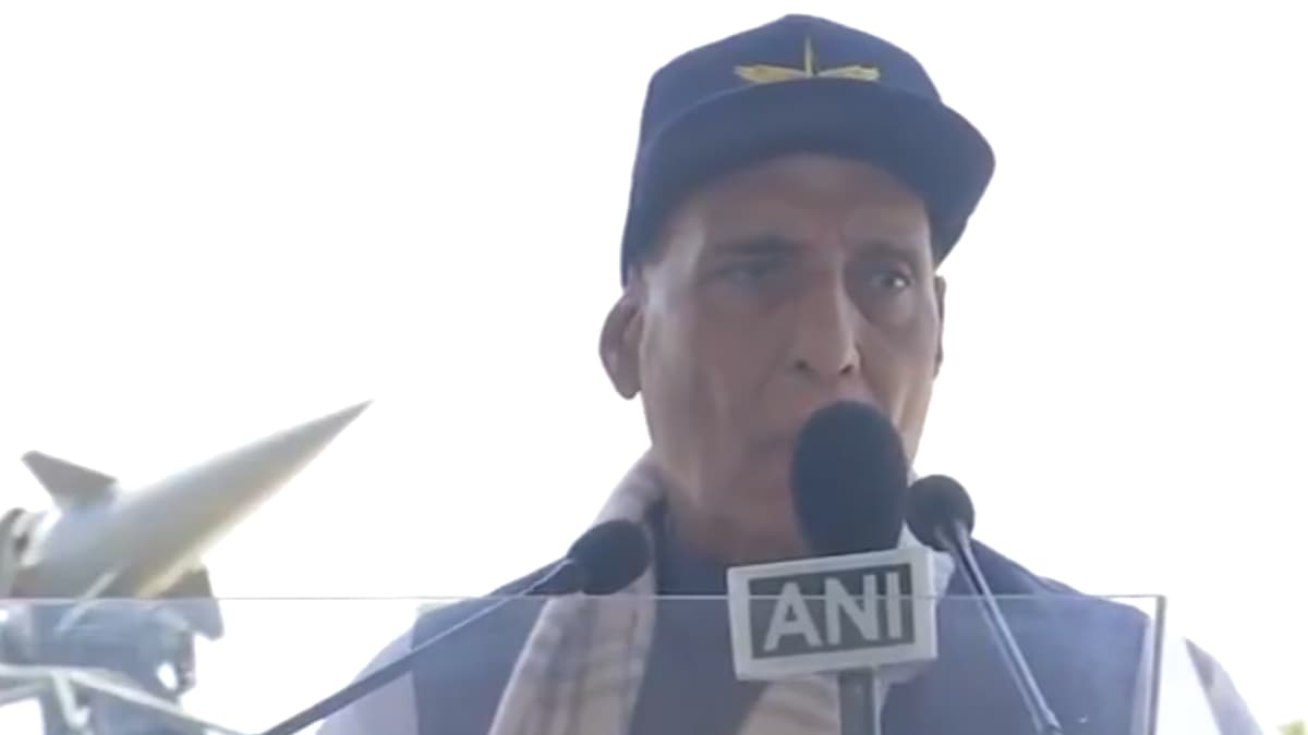 Rajnath Singh Visit at Bhuj Airbase: 'हा तर ट्रेलर होता, योग्य वेळी संपूर्ण चित्र दाखवेल'; भूज एअरबेसवर राजनाथ सिंह यांचे वक्तव्य