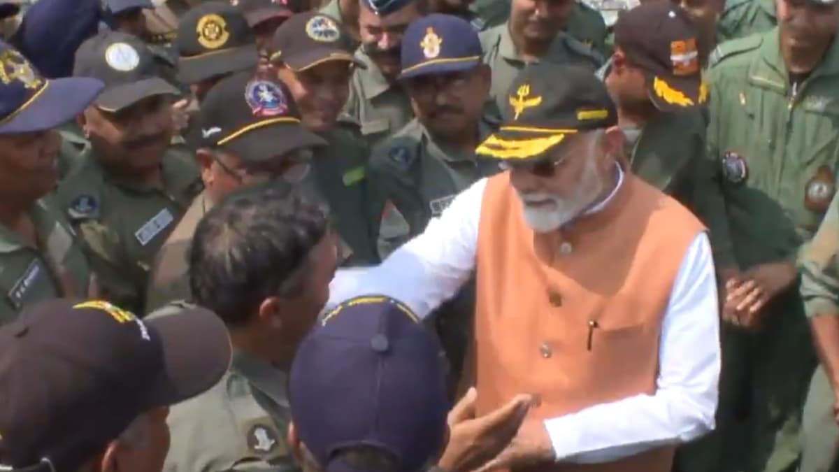PM Modi Visits Adampur Air Base in Punjab: पंतप्रधान मोदींनी आदमपूर हवाई तळावर घेतली भारतीय जवानांची भेट; पहा व्हिडिओ