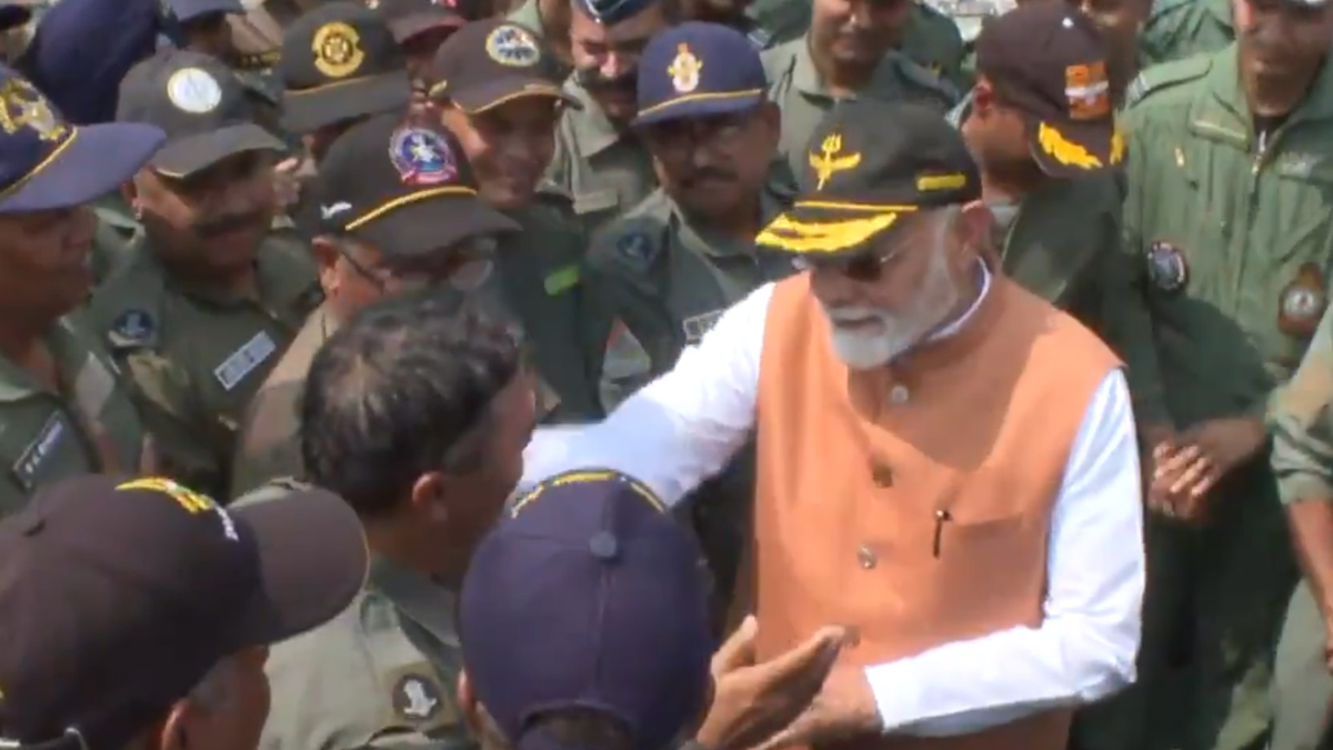 PM Modi Visits Adampur Air Base in Punjab: पंतप्रधान मोदींनी आदमपूर हवाई तळावर घेतली भारतीय जवानांची भेट; पहा व्हिडिओ