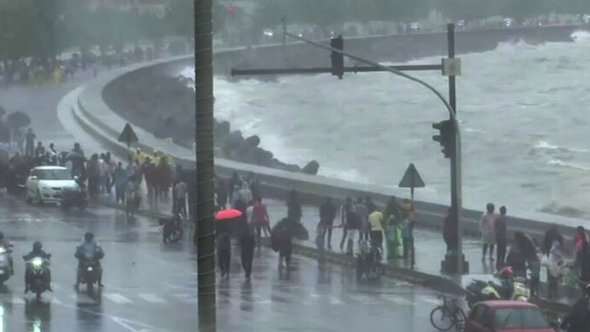 Mumbai Rain: मुसळधार पावसामुळे आगीच्या 25 घटना, 45 झाडे कोसळण्याच्या घटना, 3 जखमींची नोंद; माहीममध्ये घरे कोसळली