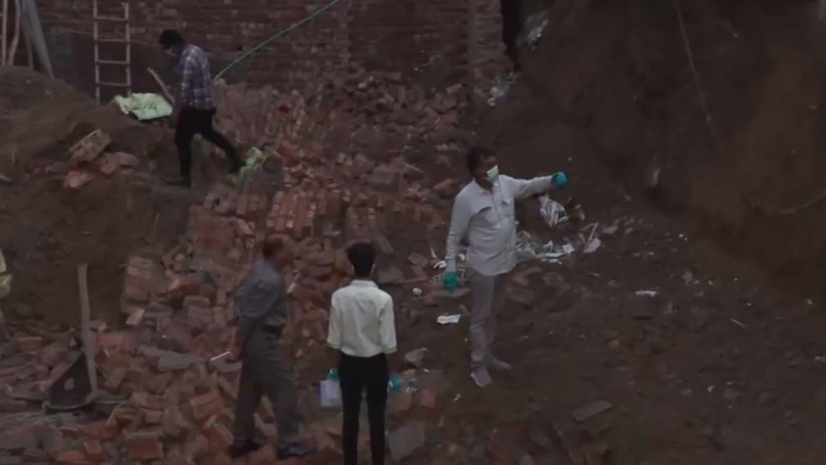 Delhi Builiding Collapased: दिल्लीतील पहाडगंजमध्ये बांधकाम सुरू असलेली इमारत कोसळली, 2 जणांचा मृत्यू