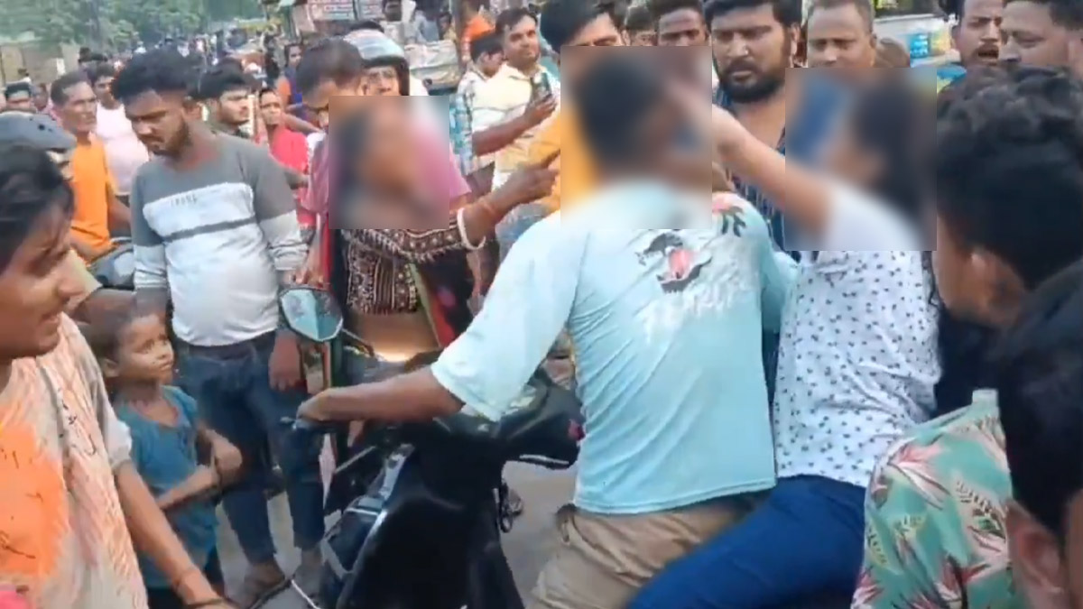 Viral Video: गर्लफ्रेंडसोबत चाउमीन खात होता मुलगा; आईने भर रस्त्यात चपलेने केली मारहाण, व्हिडीओ व्हायरल (Watch)