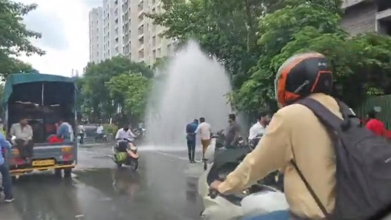 Pune Pipeline Burst: सिंहगड रोडवरील गोयल गंगा सोसायटीजवळ पाण्याची पाईपलाईन फुटली; मोठ्या प्रमाणात पाणी गळती झाल्याने वाहतूक विस्कळीत (Video)