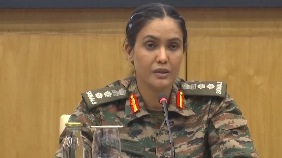 India-Pakistan Tension: 'भारताच्या लष्करी ठिकाणांवर हल्ला करण्यासाठी पाकिस्तानकडून ड्रोन, लांब पल्ल्याच्या शस्त्रे, दारूगोळा आणि लढाऊ विमानांचा वापर'; Colonel Sofiya Qureshi यांची माहिती (Video)