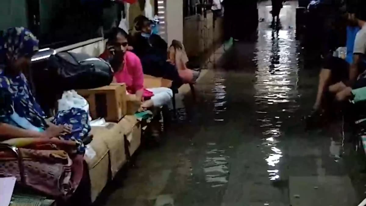 Heavy Rain Floods KEM Hospital Ground Floor: मुंबई मुसळधार पाऊस! केईएम रुग्णालयाच्या तळमजल्यावर साचले पाणी (Watch Video)
