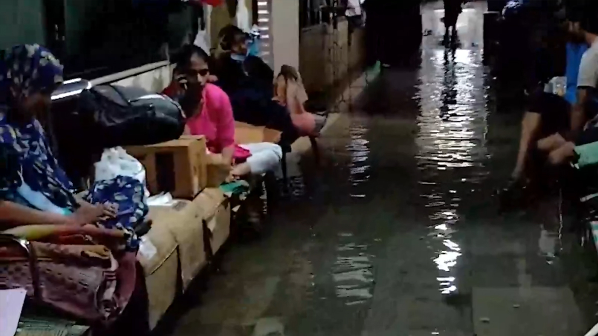 Heavy Rain Floods KEM Hospital Ground Floor: मुंबई मुसळधार पाऊस! केईएम रुग्णालयाच्या तळमजल्यावर साचले पाणी (Watch Video)