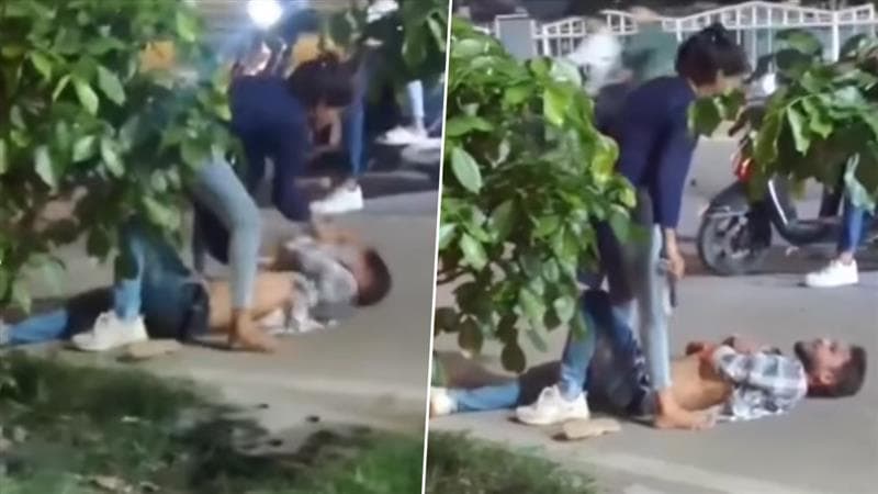 Girl Thrashes Boyfriend: प्रेमात फसवणूक! दुसऱ्या मुलीसोबत हॉटेलमध्ये जाणाऱ्या प्रियकराला प्रेयसीने भर रस्त्यात दिला 'प्रसाद'; कपडे फाडून लाथाबुक्क्यांनी मारहाण (Video)