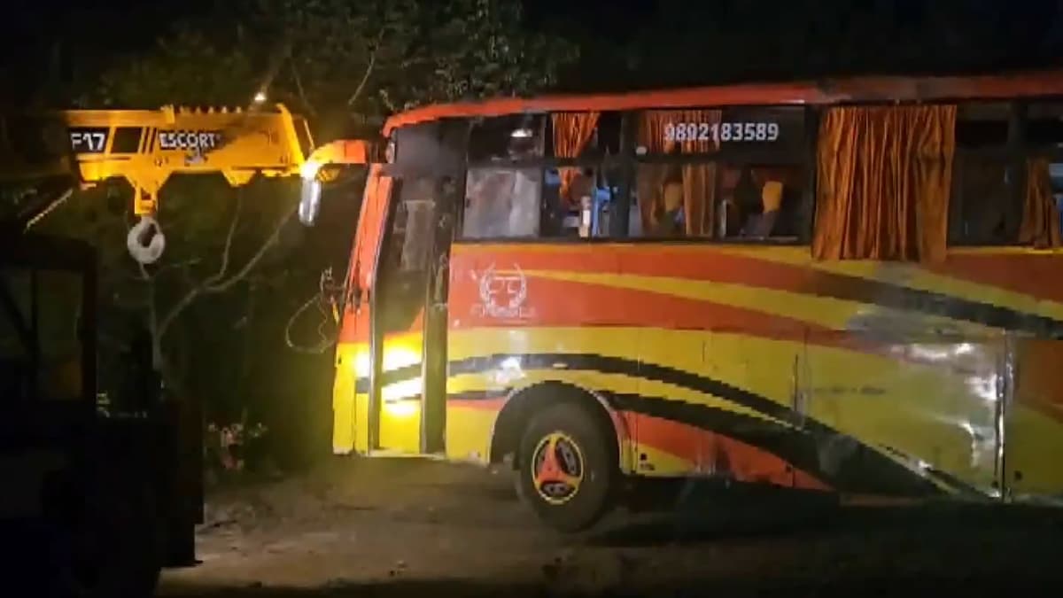 Bus Overturns at Karnala Ghat: मुंबई-गोवा महामार्गावरील कर्नाळा घाटात बस उलटली; 3 जणांचा मृत्यू, 30 जखमी
