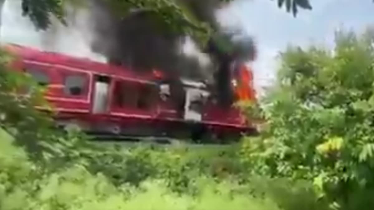 Bihar Train Fire News: बिहारमधील किशनगंज येथे मोठी ट्रेन दुर्घटना टळली! सिलिगुडीहून येणाऱ्या प्रवासी ट्रेनमध्ये भडकली आग; प्रवासी थोडक्यात बचावले (Video)