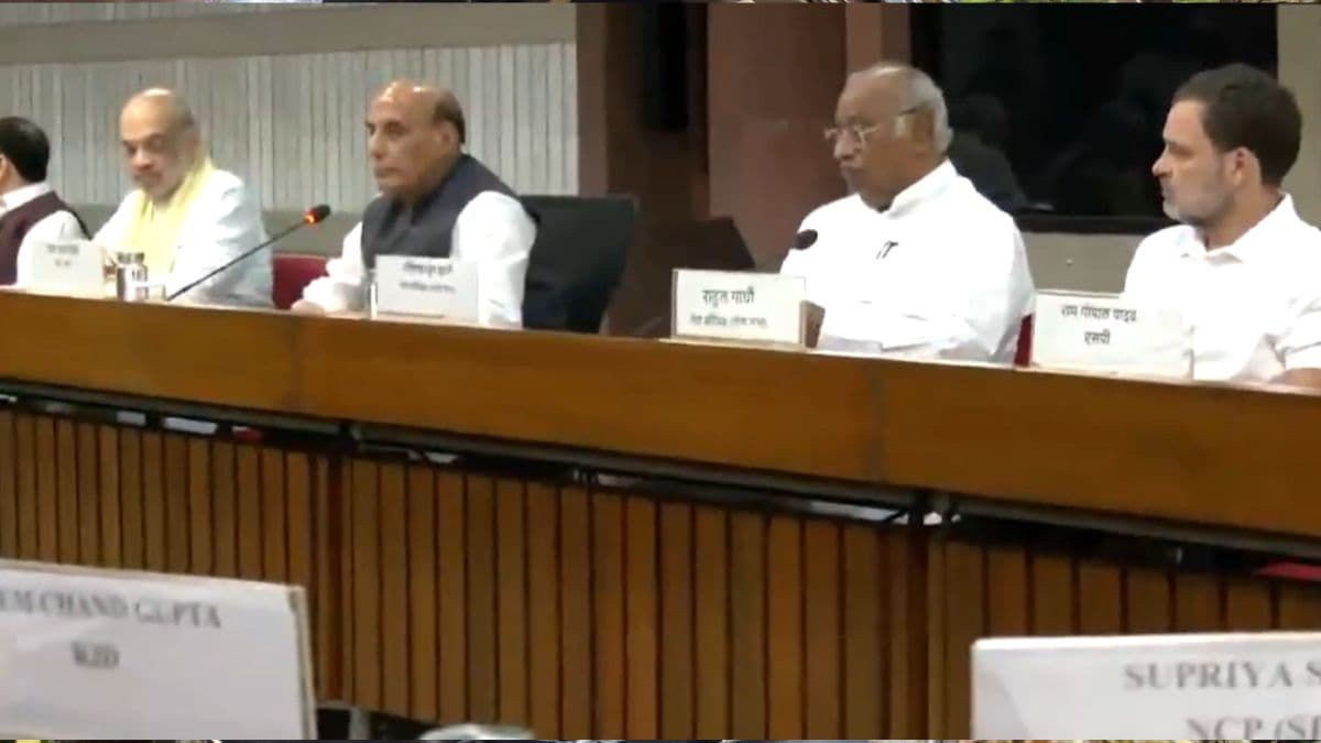 Operation Sindoor ची माहिती देण्यासाठी केंद्र सरकारने बोलावली सर्वपक्षीय बैठक; Rajnath Singh, Amit Shah, Rahul Gandhi उपस्थित