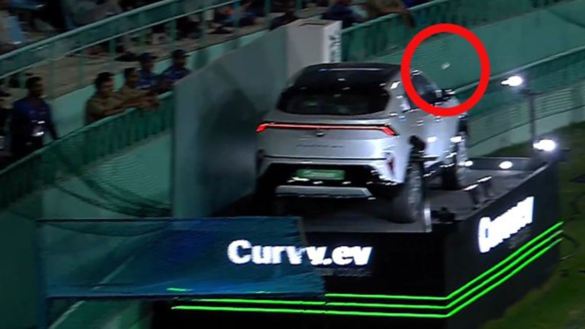 Mitchell Marsh Hits Car: लखनौविरुद्धच्या सामन्यात मिशेल मार्शने मारला 5 लाखांचा षटकार; गाडीवर डेंट आला (Video)