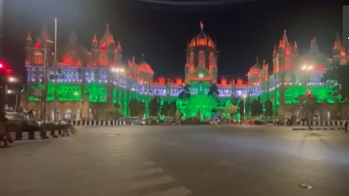 Operation Sindoor चं यश साजरं करण्यासाठी आणि सैन्य दलाच्या शौर्याला सलाम करण्यासाठी CSMT स्थानकात आकर्षक रोषणाई (Watch Video)