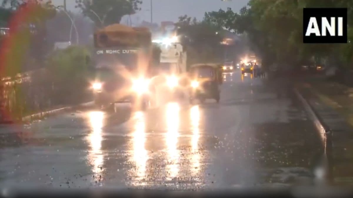 Delhi Rains: दिल्लीमध्ये मुसळधार पाऊस, रस्त्यांवर साचलं पाणी; विमानसेवा विस्कळीत, वाहतुकीवर परिणाम