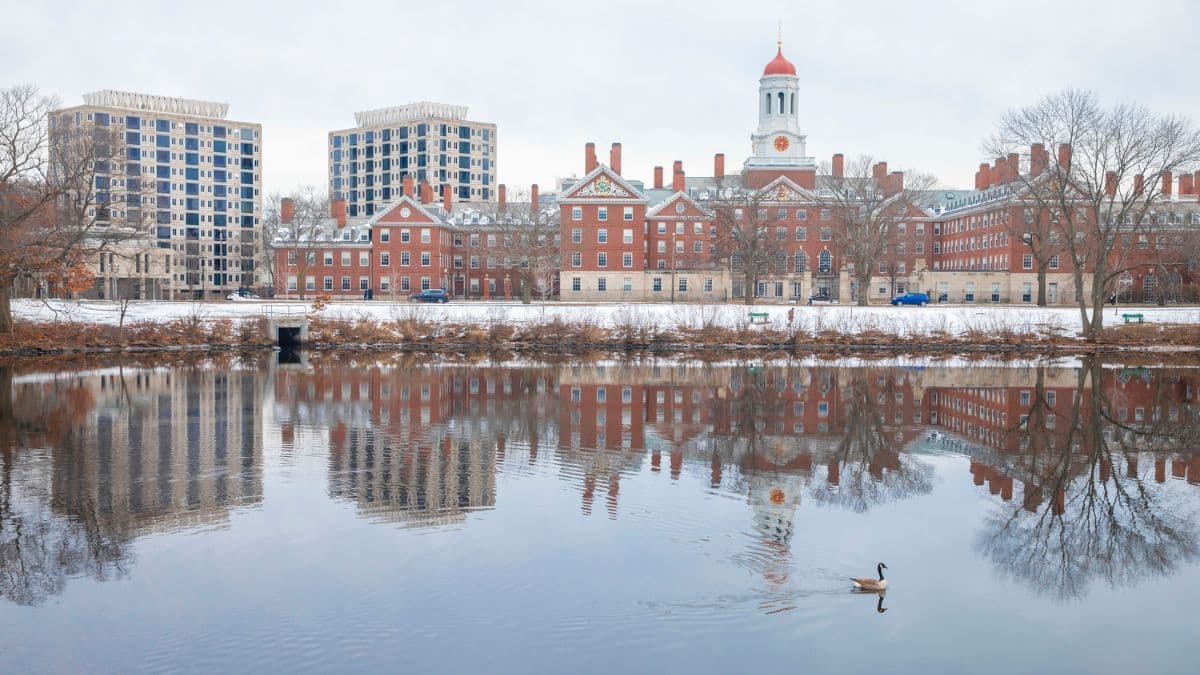 Harvard University मध्ये परदेशी विद्यार्थ्यांच्या नोंदणी वर Trump Administration चे निर्बंध