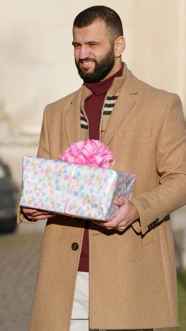 Gift Ideas For Wife: वट पौर्णिमे दिवशी तुमच्या 'सावित्री' ला  खूष करण्यासाठी गिफ्ट आयडियाज