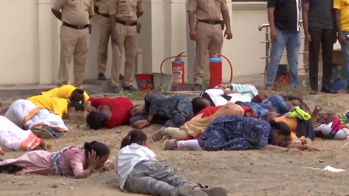 Mumbai Mock Drill: मुंबई मध्ये क्रॉस मैदान, सीएसएमटी स्टेशन वर मॉक ड्रिल सुरू (Watch Video)