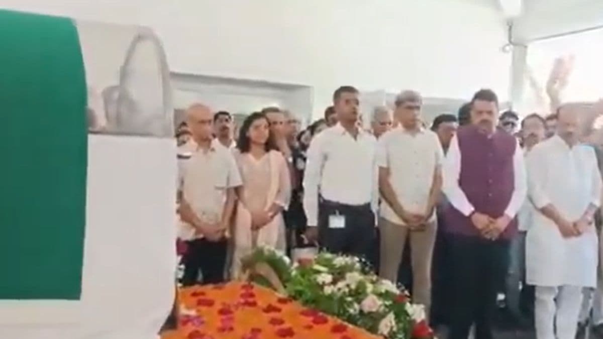 ‘आयुका’ संस्थेत डॉ. जयंत नारळीकर यांच्या पार्थिवाचं मुख्यमंत्री देवेंद्र फडणवीस, उपमुख्यमंत्री अजित पवार यांनी घेतलं अंत्यदर्शन