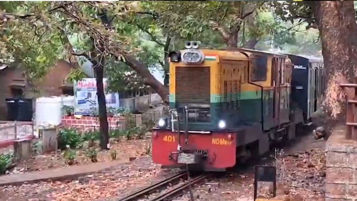 मुसळधार पावसाचा नेरळ-माथेरान मिनी ट्रेनच्या सेवेला फटका, धुकं, दरड कोसळण्याच्या धास्तीने सेवा रद्द