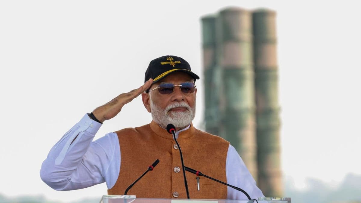 PM Narendra Modi यांच्या आदमपूर हवाई तळ भेटी दरम्यानच्या फोटो मागे S-400 Missile Defence System? पाकिस्तान कडून 'तो' दावा मोदींनी खोडून काढला