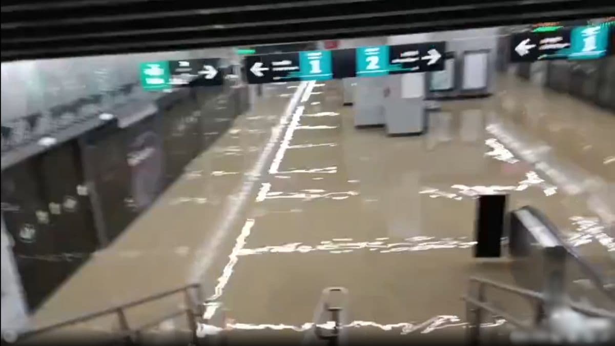 Mumbai Metro Flooding: नव्याने उद्घाटन झालेलं वरळी मेट्रो स्थानक पहिल्याच पावसात जलमय; Aqua Line मार्गावरील सेवा अर्धवट बंद