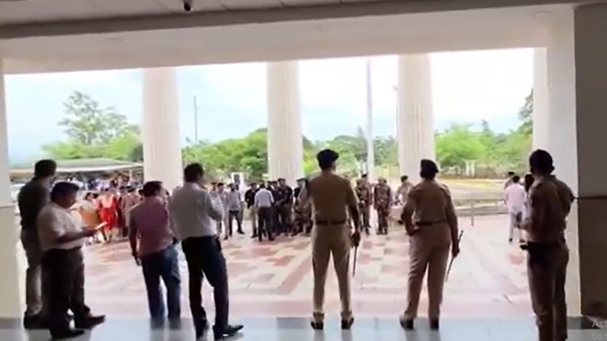 पालघर कलेक्टर ऑफिस मध्ये बॉम्ब ठेवल्याची धमकी;  संपूर्ण कार्यालयाला रिकामी करून डॉग स्कॉड कडून तपास सुरू (Watch Video)