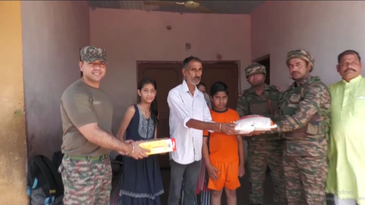 Poonch मध्ये शेलिंग दरम्यान नुकसान झालेल्या घरांना लष्कराकडून मदतीचा हात; दारोदारी जाऊन अन्नपदार्थांचे वाटप (Watch Video)