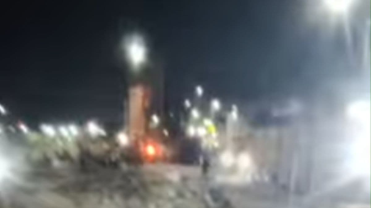 Pune Metro Accident Viral video: पुण्यातील चिंचवड येथे मेट्रो कामादरम्यान स्टील खांबाची चौकट कोसळली, अनेक वाहनांचे नुकसान