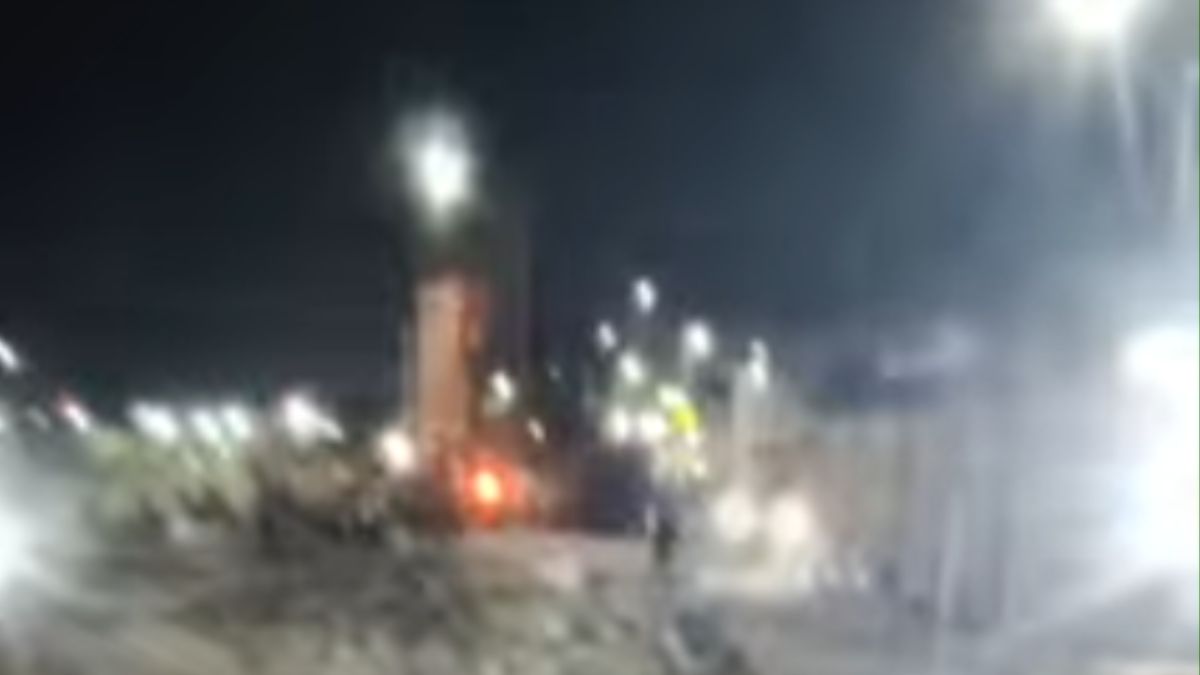 Pune Metro Accident Viral video: पुण्यातील चिंचवड येथे मेट्रो कामादरम्यान स्टील खांबाची चौकट कोसळली, अनेक वाहनांचे नुकसान