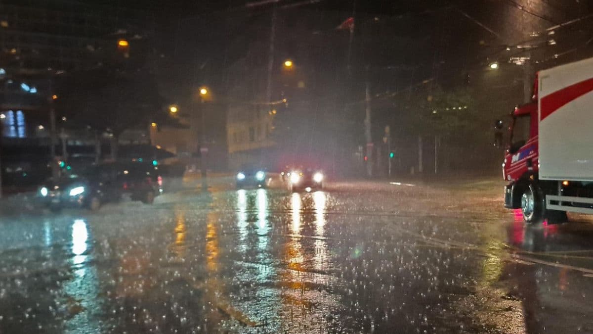Mumbai Weather Updates: मुंबई मध्ये मागील 24 तासांत तापमानात 7 अंशांनी घट, 32mm कोसळला पाऊस; आरोग्य जपण्याचा सल्ला