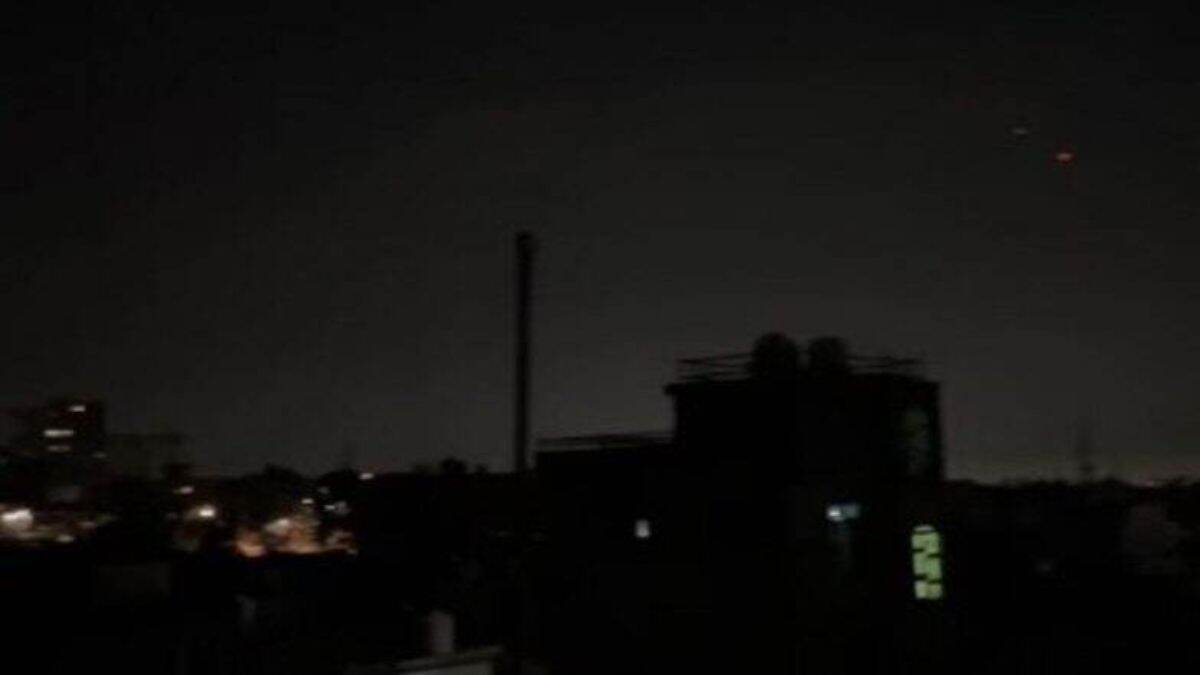 भारतीय हवाई दलाने पाकिस्तानचे एफ-16 लढाऊ विमान पाडले; पाकचे विमान हवेतच उद्ध्वस्त