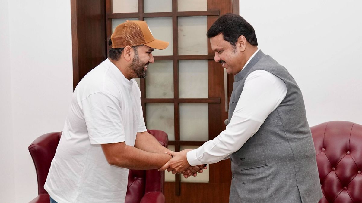 मुख्यमंत्री Devendra Fadnavis यांनी निवासस्थानी Rohit Sharma ची घेतली भेट, कसोटी निवृत्तीनंतर दिल्या खास शुभेच्छा