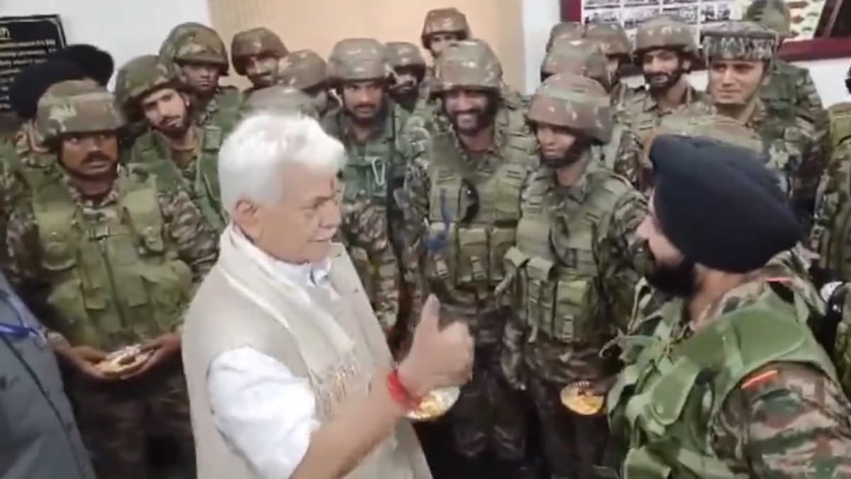LG Manoj Sinha यांनी उरी मध्ये लष्कराच्या जवानांना विचारलं ‘How Is the Josh?’; पहा त्यांचा प्रतिसाद (Watch Video)