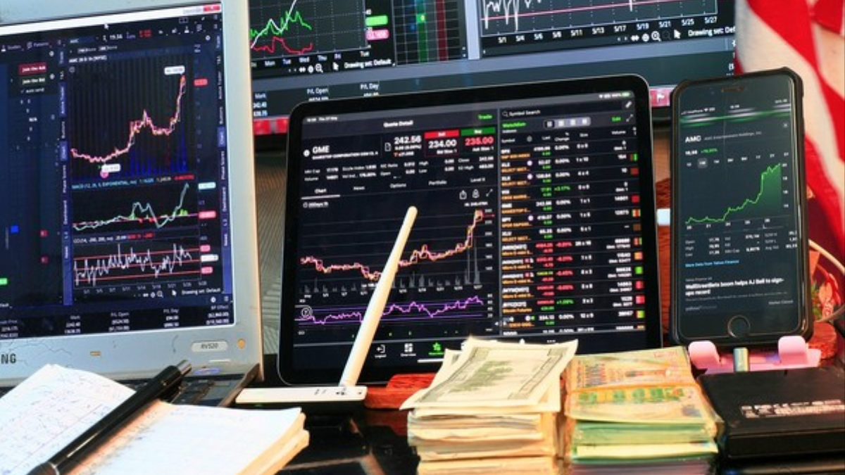 Stock Market Today: गुतवणुकदारांचा नफ्यावर डोळा; विक्रीमुळी निफ्टी-सेन्सेक्स घसरले, फार्मा सेक्टरमध्ये वधार