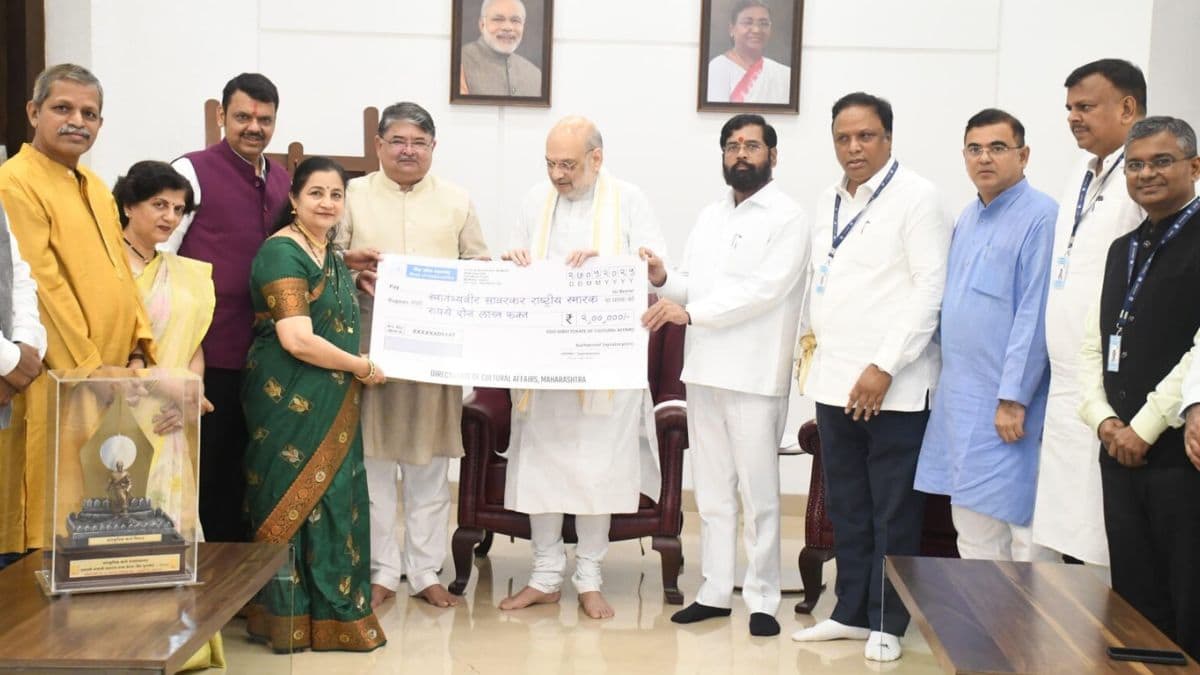 स्वातंत्र्यवीर सावरकर लिखित ‘अनादि मी.. अनंत मी…’ या गीतास पहिला ‘छत्रपती संभाजी महाराज राज्य प्रेरणागीत पुरस्कार' प्राप्त; अमित शहा यांच्या हस्ते झाले वितरण