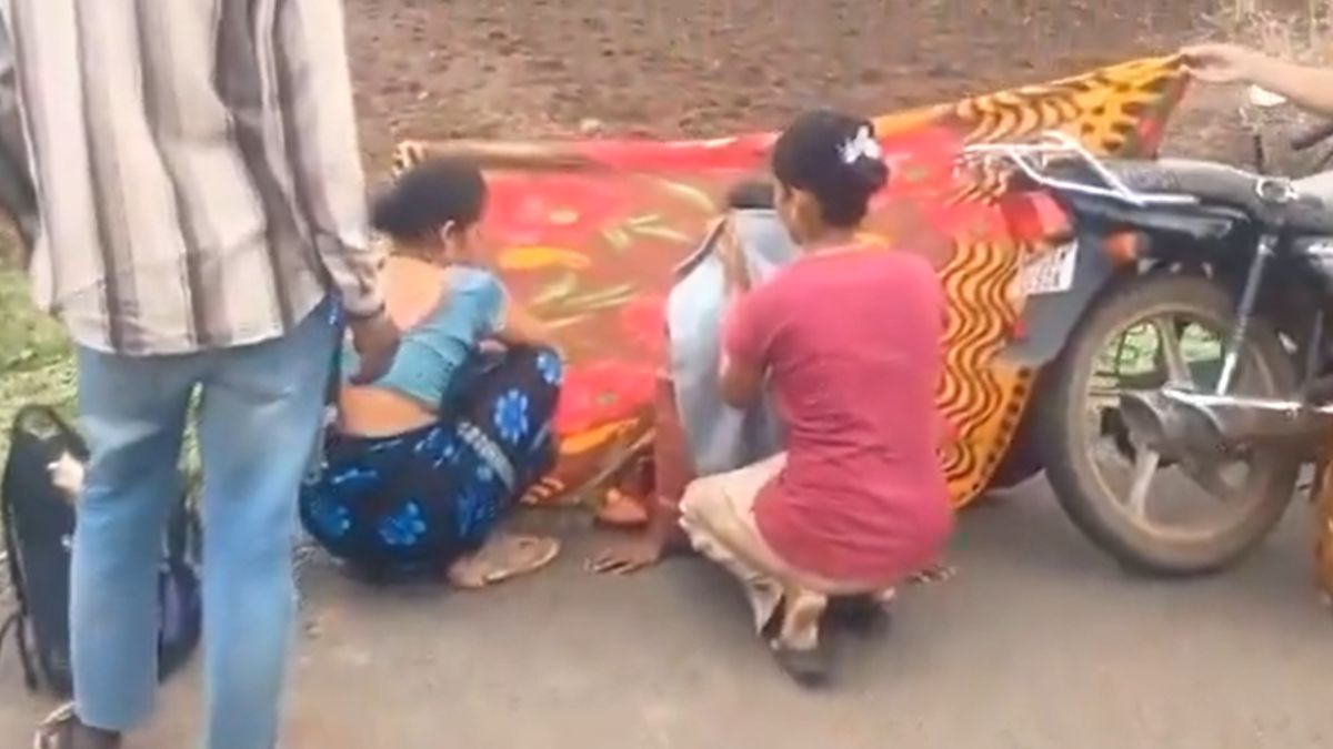 Woman Gives Birth On Road: जळगावमध्ये आदिवासी महिलेने रस्त्यावरच दिला बाळाला जन्म; Rohini Khadse यांची सरकार आणि आरोग्य विभागावर टीका (Watch)