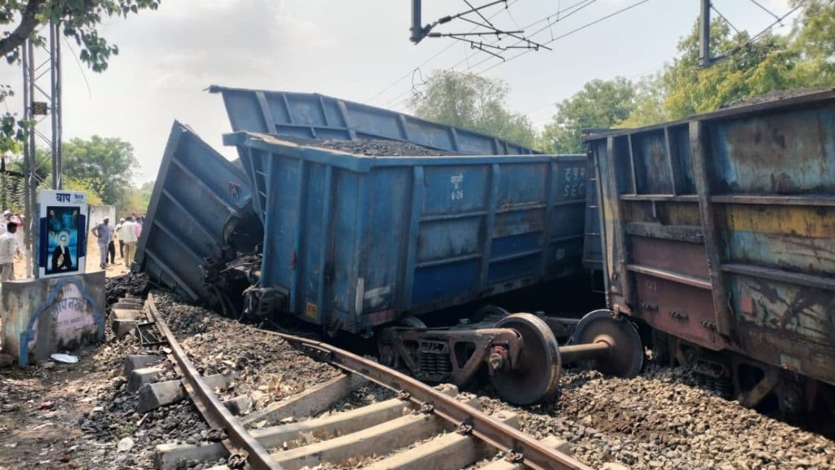 Jalgaon-Surat Goods Train Derails: अमळनेर रेल्वे स्थानकात जळगाव-सूरत मालगाडी घसरली, वाहतूक विस्कळीत; पहा कोणत्या गाड्या वळवल्या, कोणत्या रद्द ?