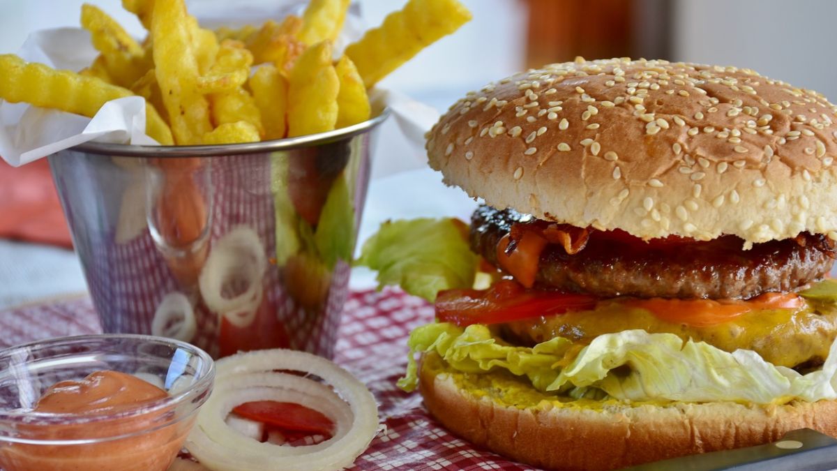 Ultra-Processed Foods and Early Deaths: अल्ट्रा-प्रोसेस्ड फूड (UPFs) अतिरप्रमाणात सेवन करता? वेळीच सावरा स्वत:ला; अभ्यास काय सांगतो पाहा