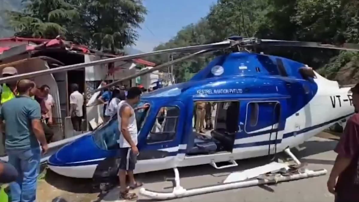 Helicopter Emergency Landing on Uttarakhand Road: थेट रस्त्यावर हेलिकॉप्टरचे आपत्कालीन लँडिंग; कारचा चक्काचूर, उत्तराखंडमधील घटना (Video)