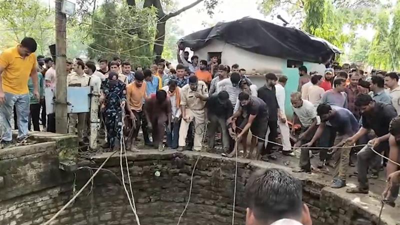 Youths Die of Poisonous Gas in Well: मध्य प्रदेशात मोठी दुर्घटना! विहिरीत पडलेल्या गायीला वाचवण्यासाठी गेलेल्या 5 तरुणांचा विषारी वायूमुळे मृत्यू