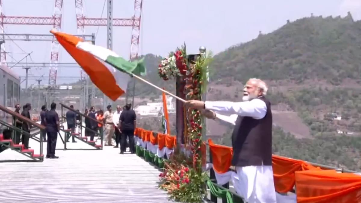 Chenab Rail Bridge Inauguration: पंतप्रधान मोदींनी केले जगातील सर्वात उंच रेल्वे पूल 'चिनाब रेल ब्रिज'चे उद्घाटन; कटरा आणि श्रीनगरला जोडणाऱ्या वंदे भारत एक्सप्रेस ट्रेनला दाखवला हिरवा झेंडा